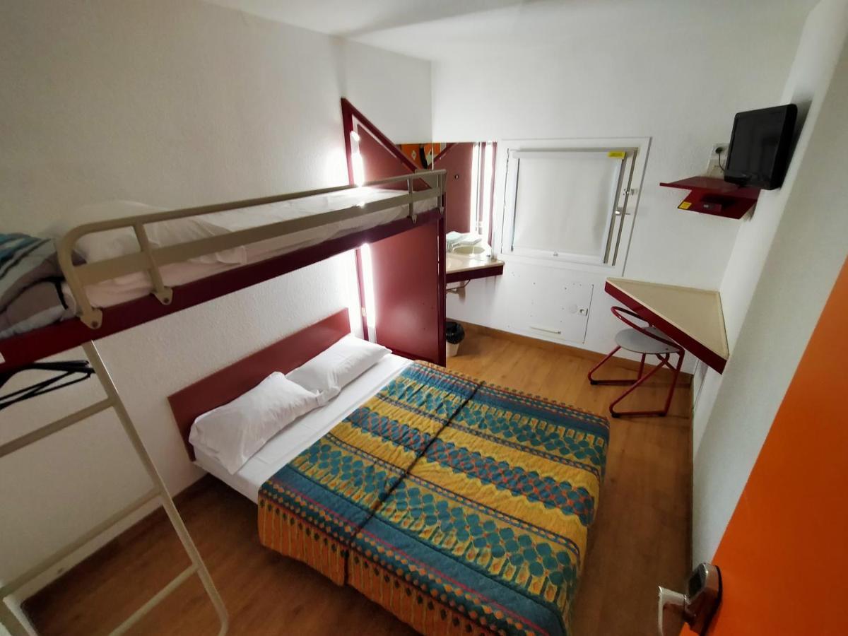 Thania Hotel 2*